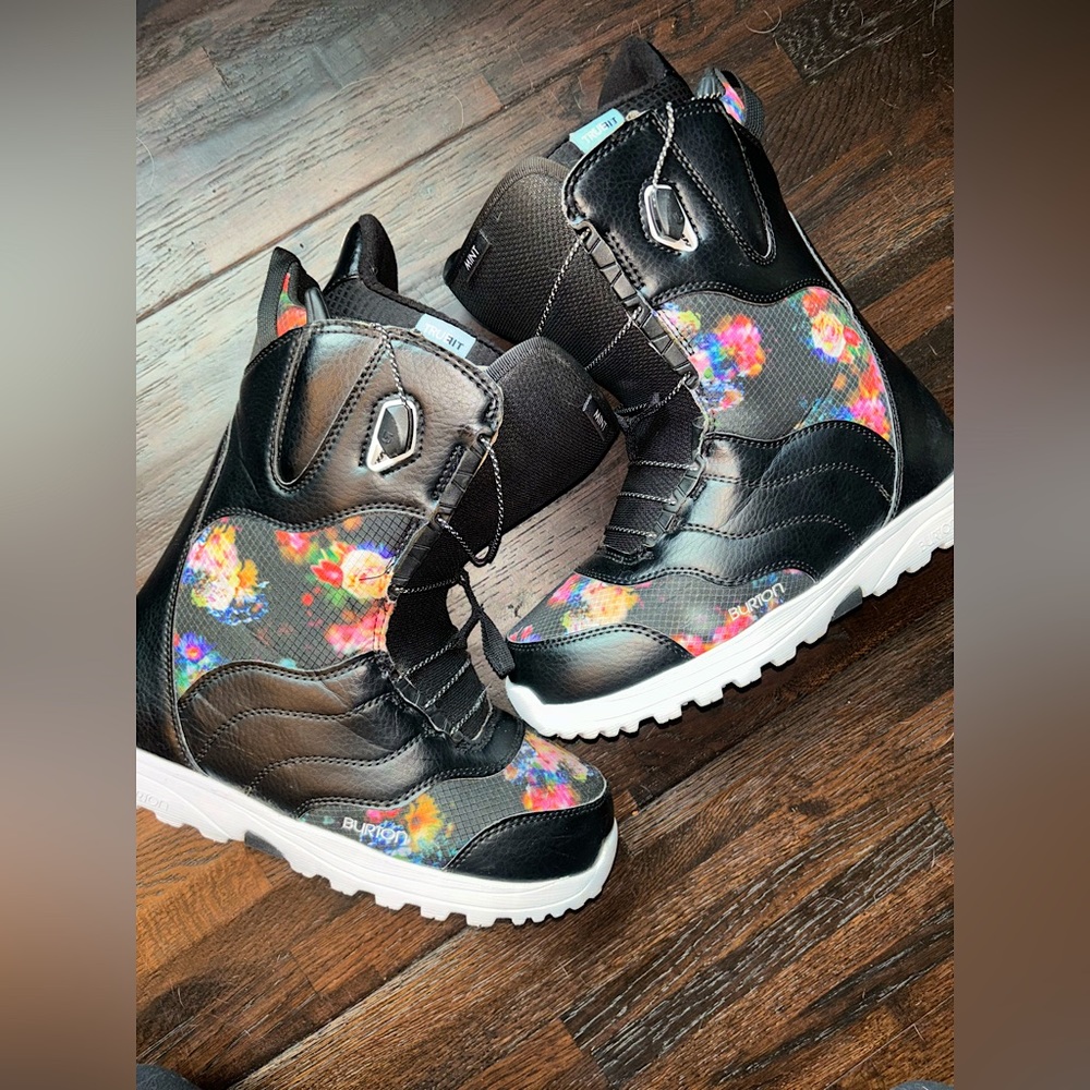 Burton women's snowboarding boots worn once. Brand new.
